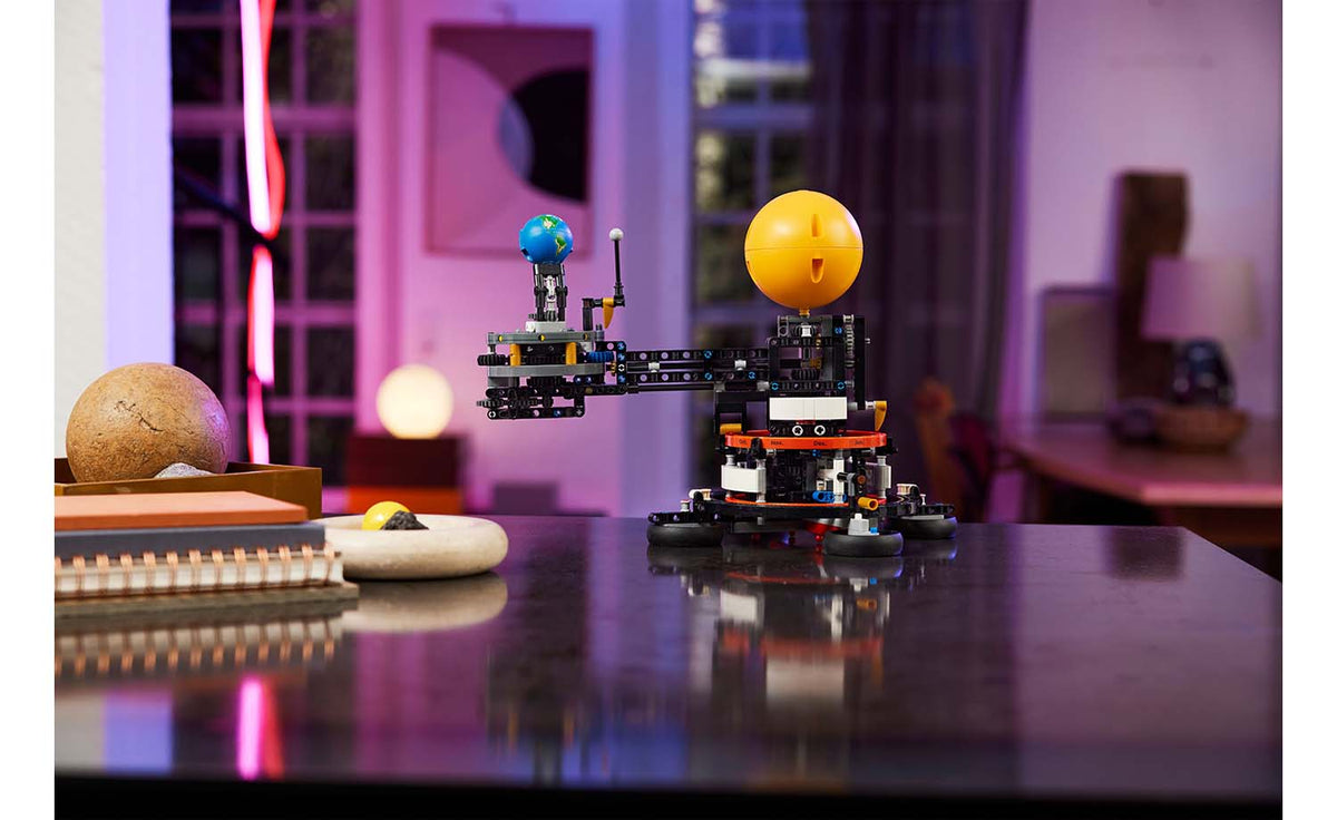 42179 | LEGO® Technic Planet Earth and Moon in Orbit