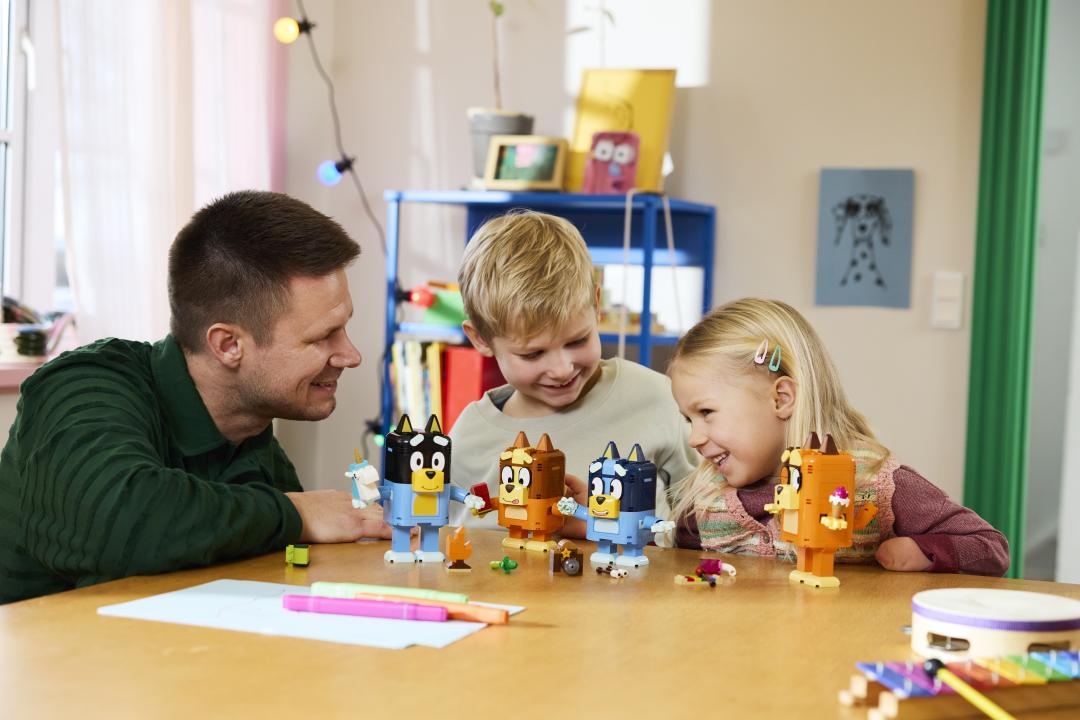 11217 | LEGO® Bluey Brick-Built Bluey Family