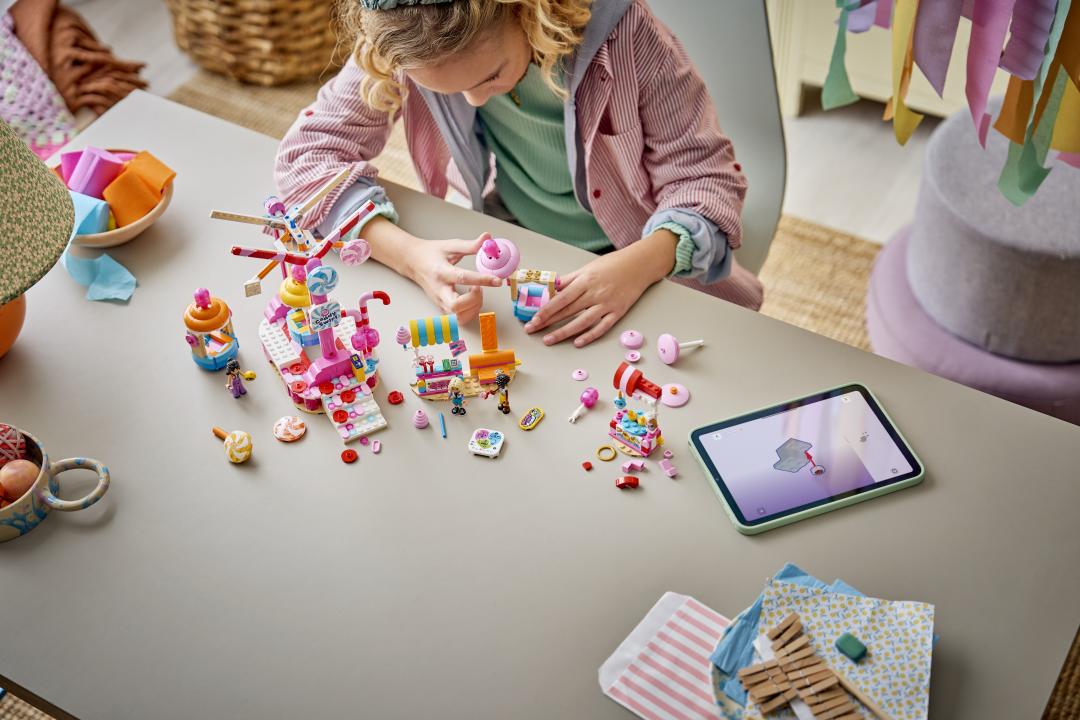 42700 | LEGO® Friends Candy & Cupcake Ferris Wheel