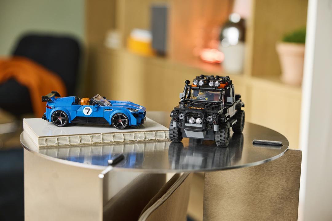 77264 | LEGO® Speed Champions Jaguar Project 7 & Land Rover Defender
