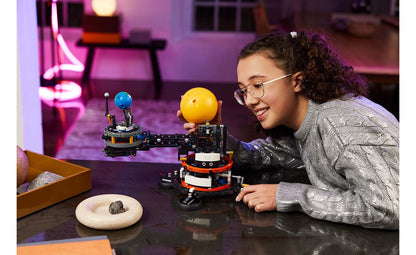 42179 | LEGO® Technic Planet Earth and Moon in Orbit